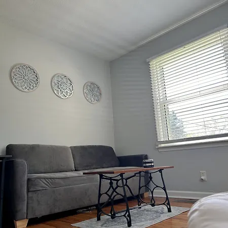 Quaint 2 Bed In Champaign Villa